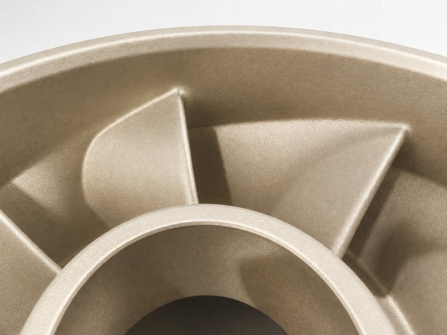 Closed impeller hub and shrouded blade arrangement